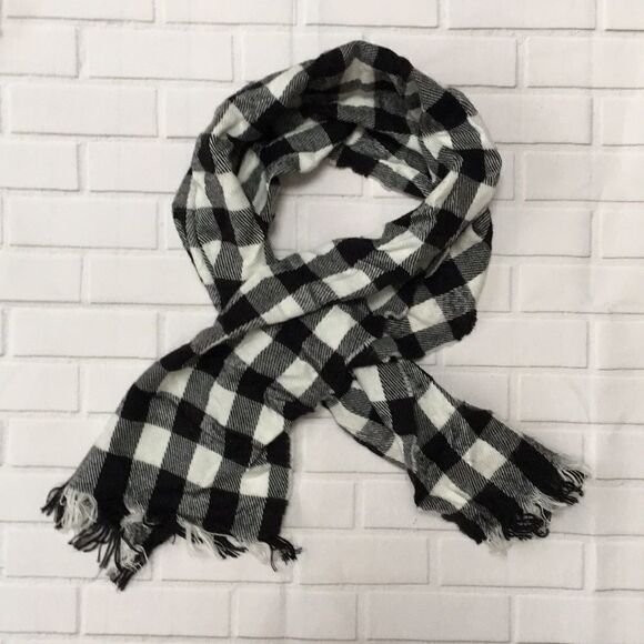 White & black buffalo plaid soft flannel scarf - Picture 4 of 5